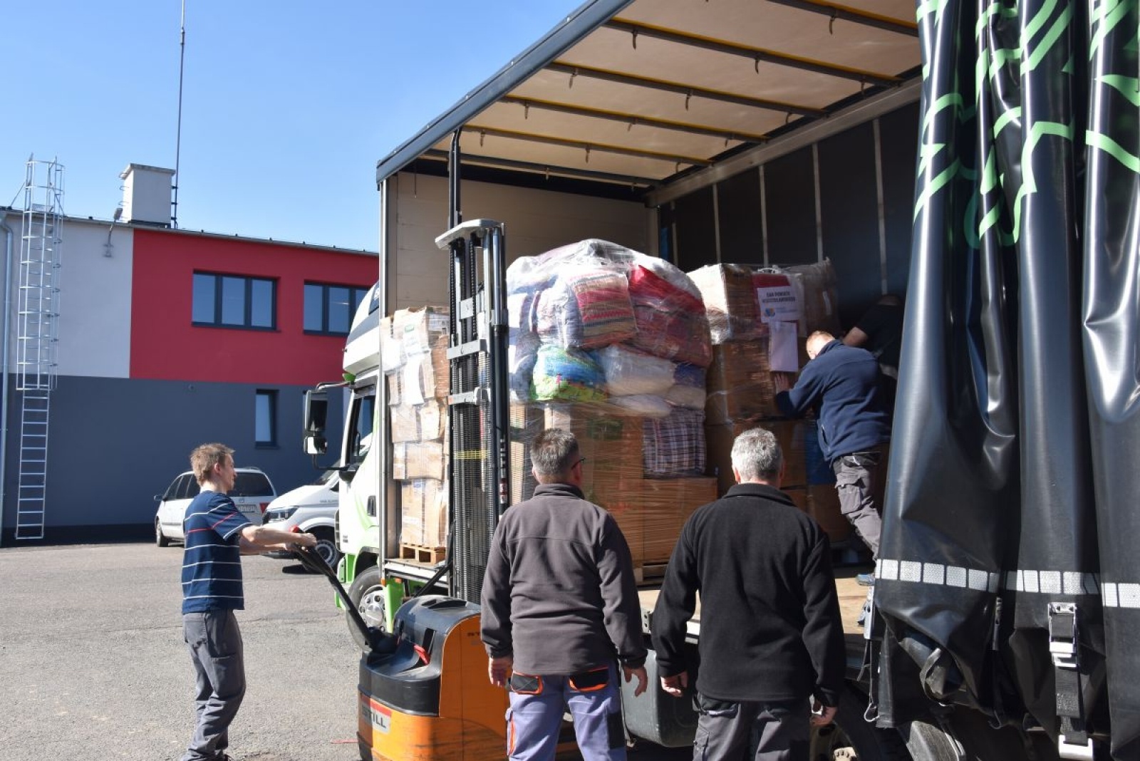 Zdjęcie w galerii na portalu naszwodzislaw.com: Z powiatu wodzisławskiego wyruszył kolejny transport darów dla Ukrainy wiadomości z regionu