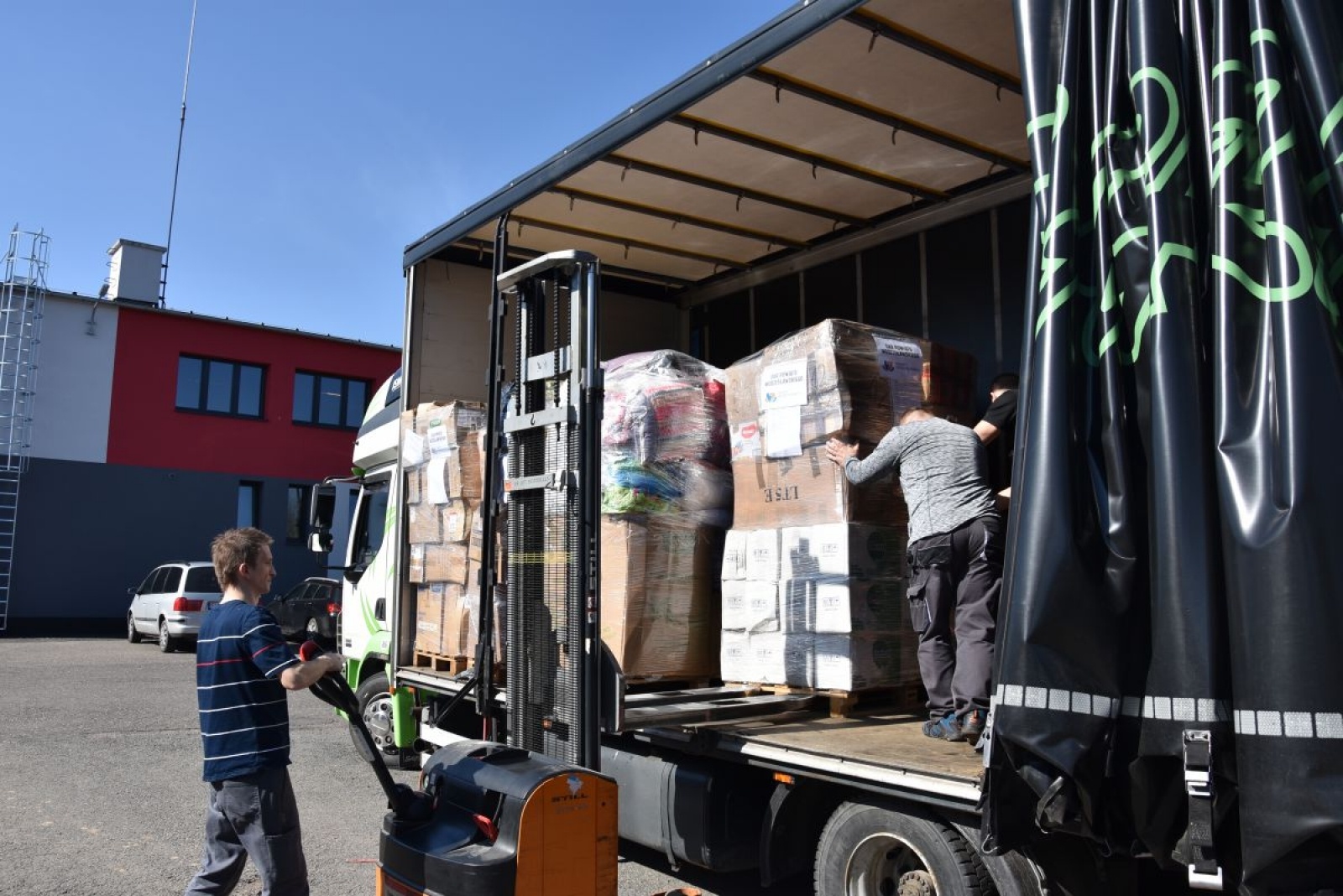 Zdjęcie w galerii na portalu naszwodzislaw.com: Z powiatu wodzisławskiego wyruszył kolejny transport darów dla Ukrainy wiadomości z regionu