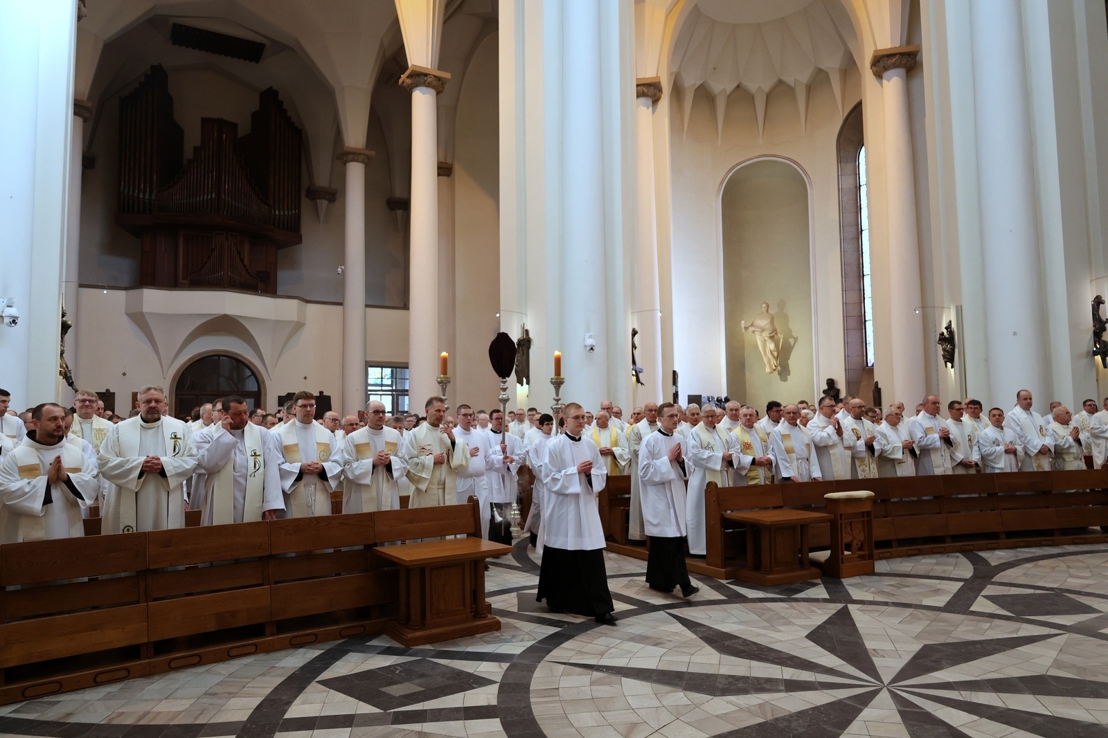 Zdjęcie w galerii na portalu naszwodzislaw.com: Księża archidiecezji katowickiej przekażą 470 tys. na pomoc Ukrainie wiadomości z regionu