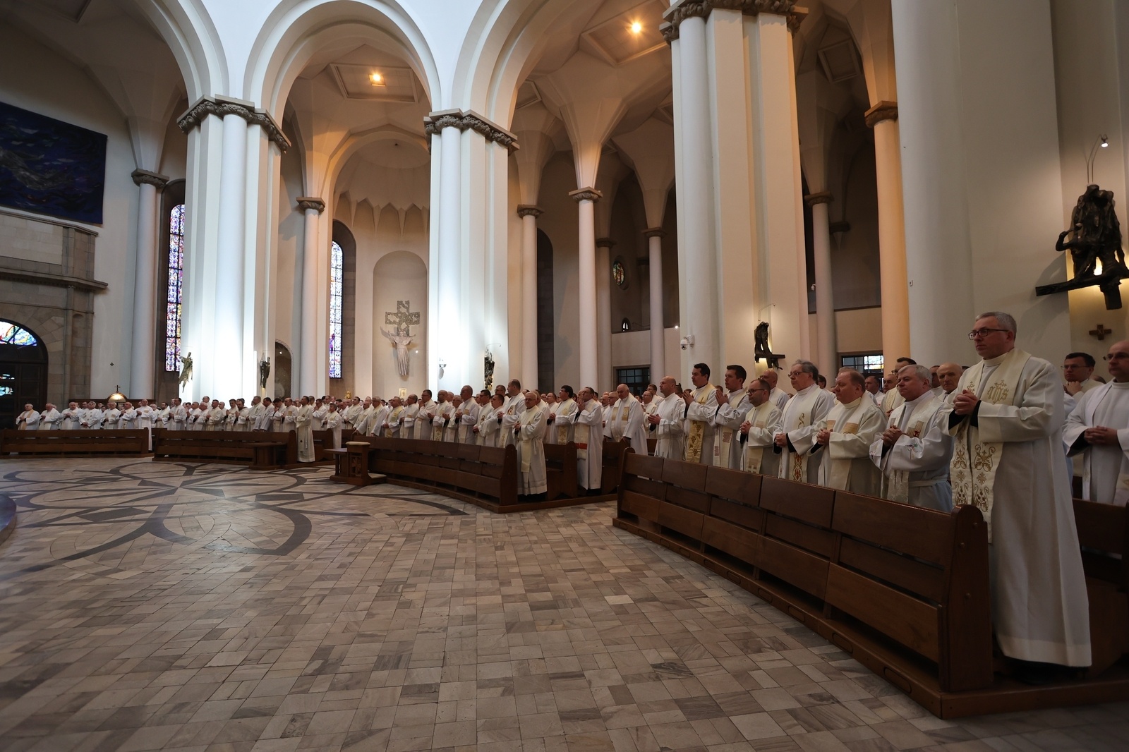 Zdjęcie w galerii na portalu naszwodzislaw.com: Księża archidiecezji katowickiej przekażą 470 tys. na pomoc Ukrainie wiadomości z regionu