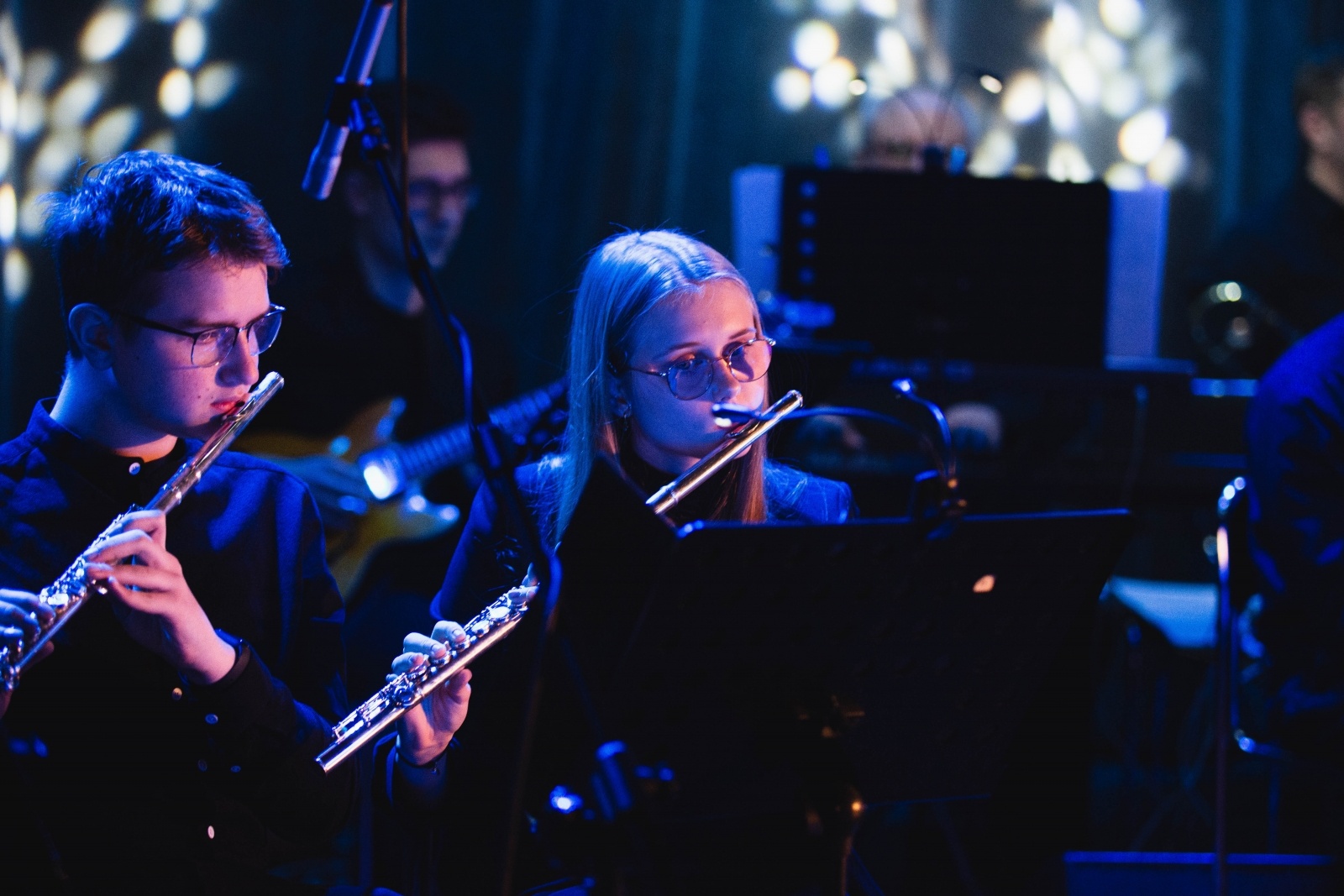 Zdjęcie w galerii na portalu naszwodzislaw.com: Wodzisławska Orkiestra Rozrywkowa z zespołem Feel dla Ukrainy wiadomości z regionu