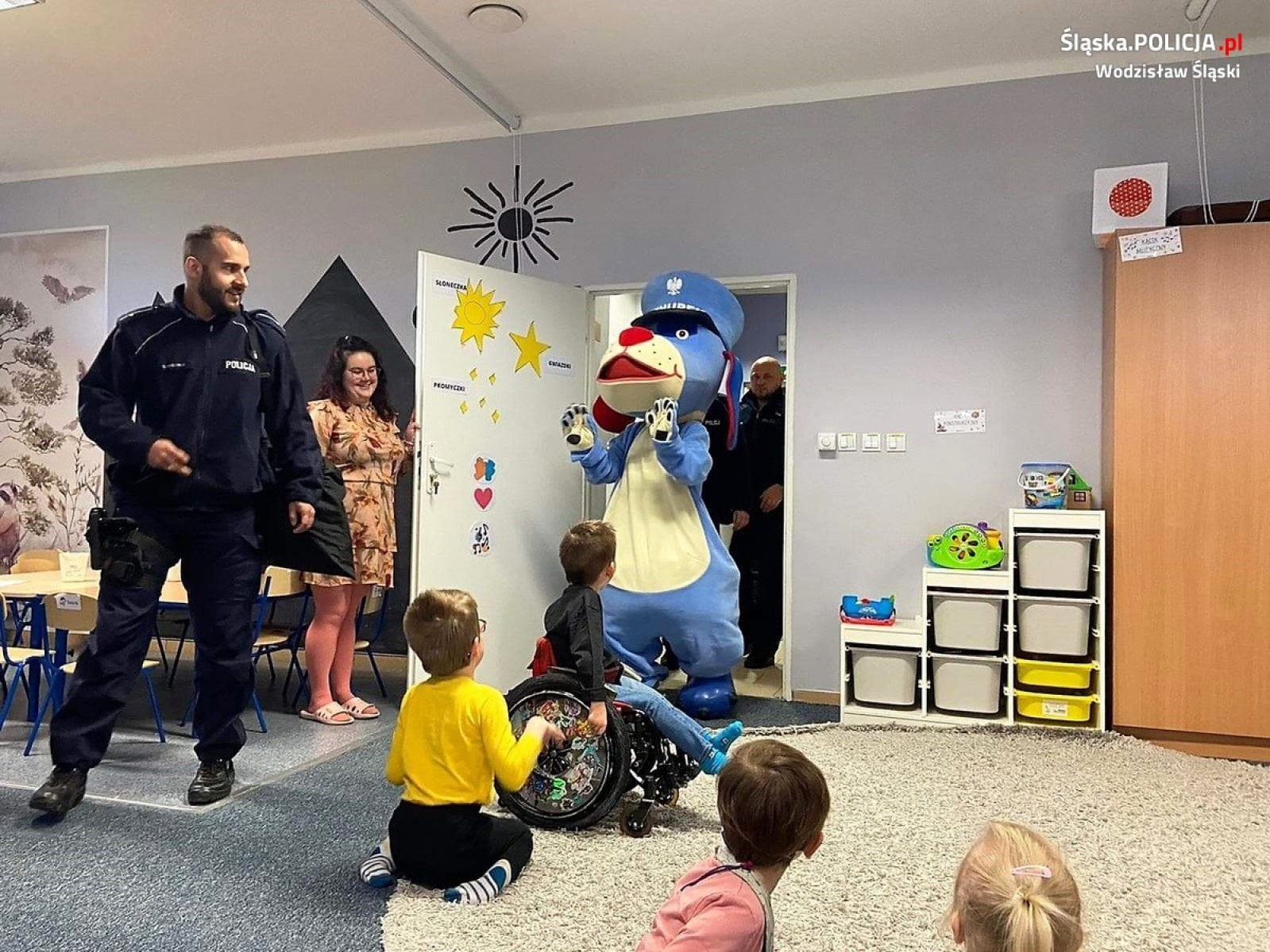 Zdjęcie w galerii na portalu naszwodzislaw.com: Dzielnicowi i Sznupek z wizytą u najmłodszych wiadomości z regionu