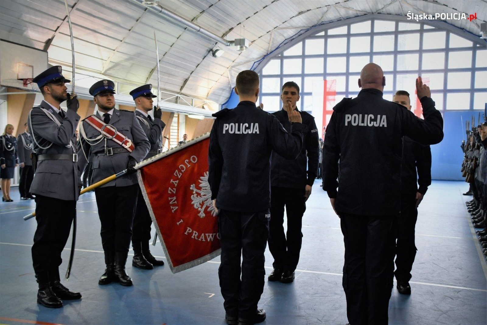 Zdjęcie w galerii na portalu naszwodzislaw.com: Ślubowanie nowych policjantów śląskiego garnizonu wiadomości z regionu
