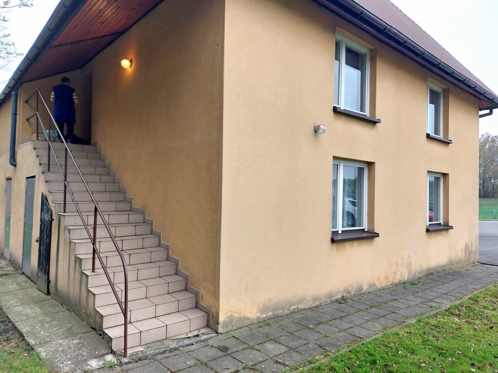 Zdjęcie w galerii na portalu naszwodzislaw.com: Magazyn odzieży i obuwia dla obywateli Ukrainy w nowym miejscu wiadomości z regionu