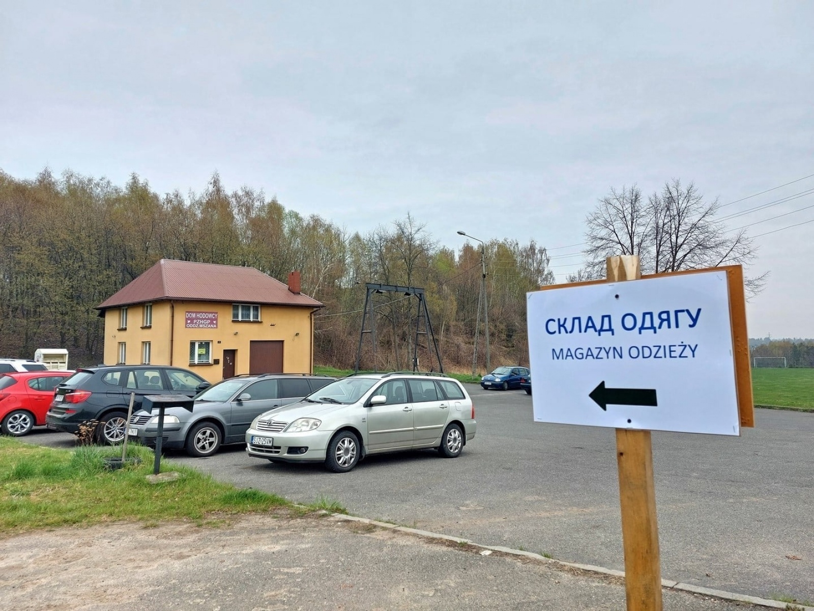 Zdjęcie w galerii na portalu naszwodzislaw.com: Magazyn odzieży i obuwia dla obywateli Ukrainy w nowym miejscu wiadomości z regionu