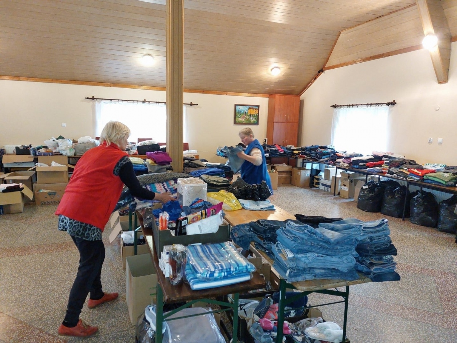 Zdjęcie w galerii na portalu naszwodzislaw.com: Magazyn odzieży i obuwia dla obywateli Ukrainy w nowym miejscu wiadomości z regionu