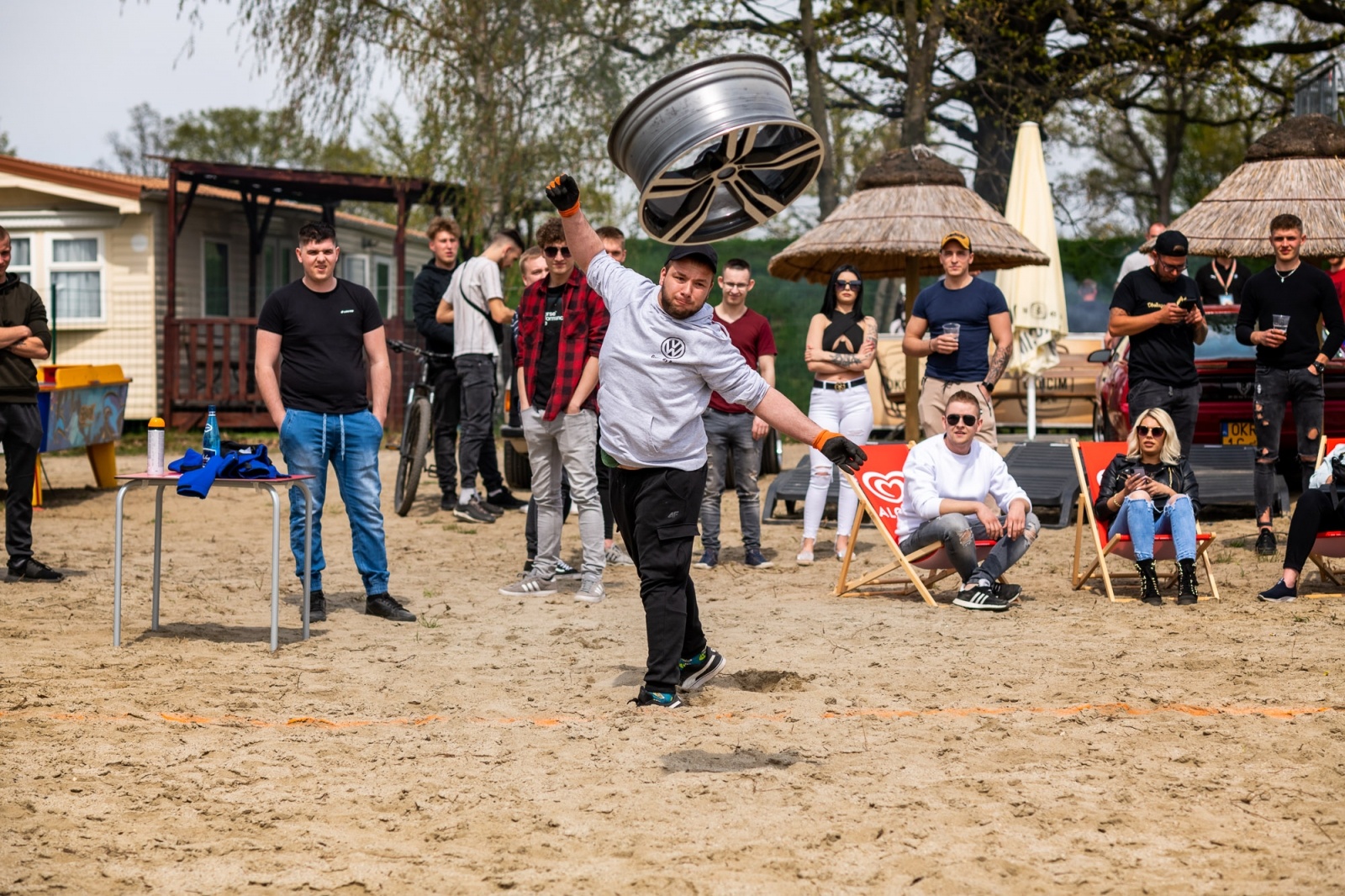 Zdjęcie w galerii na portalu naszwodzislaw.com: Petrol Beach 2022. Auta tuningowe zjechały do Bukowa [FOTO] wiadomości z regionu