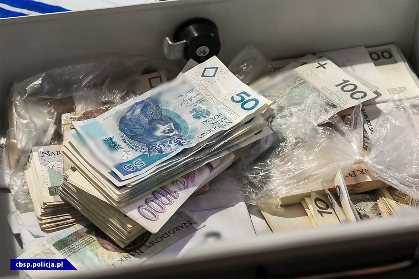 Zdjęcie w galerii na portalu naszwodzislaw.com: 16 osób zatrzymanych w śledztwie dotyczącym niewłaściwego utylizowania odpadów wiadomości z regionu