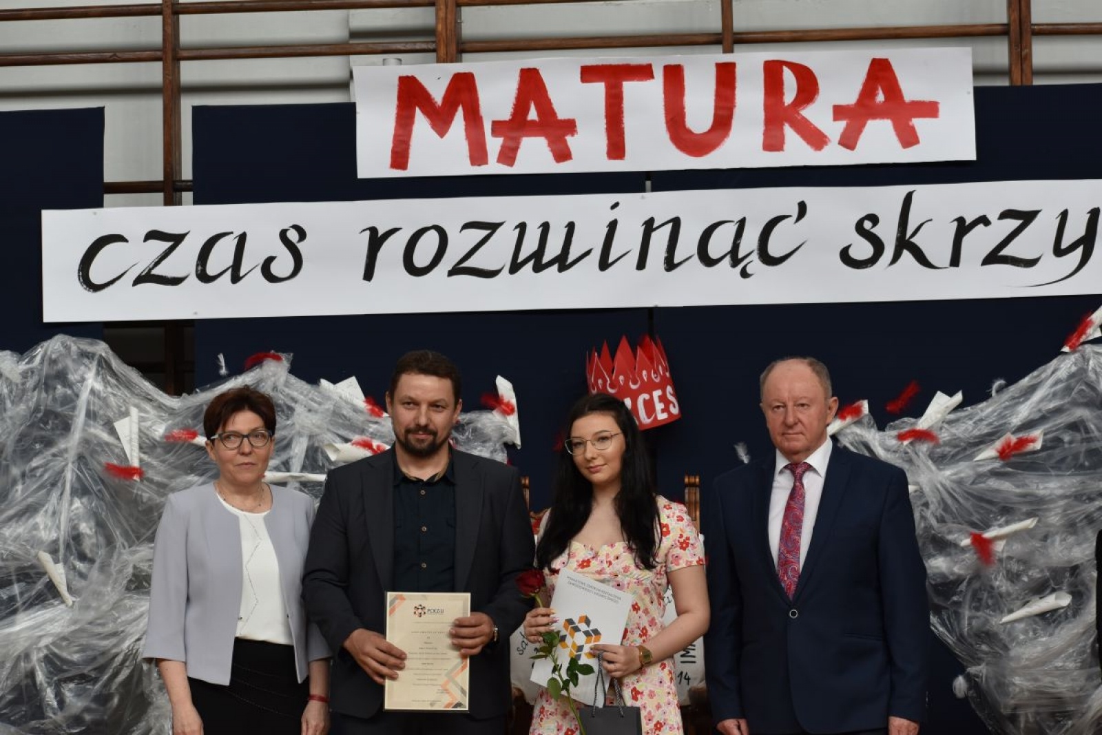 Zdjęcie w galerii na portalu naszwodzislaw.com: Abiturienci zakończyli naukę w powiatowych szkołach wiadomości z regionu