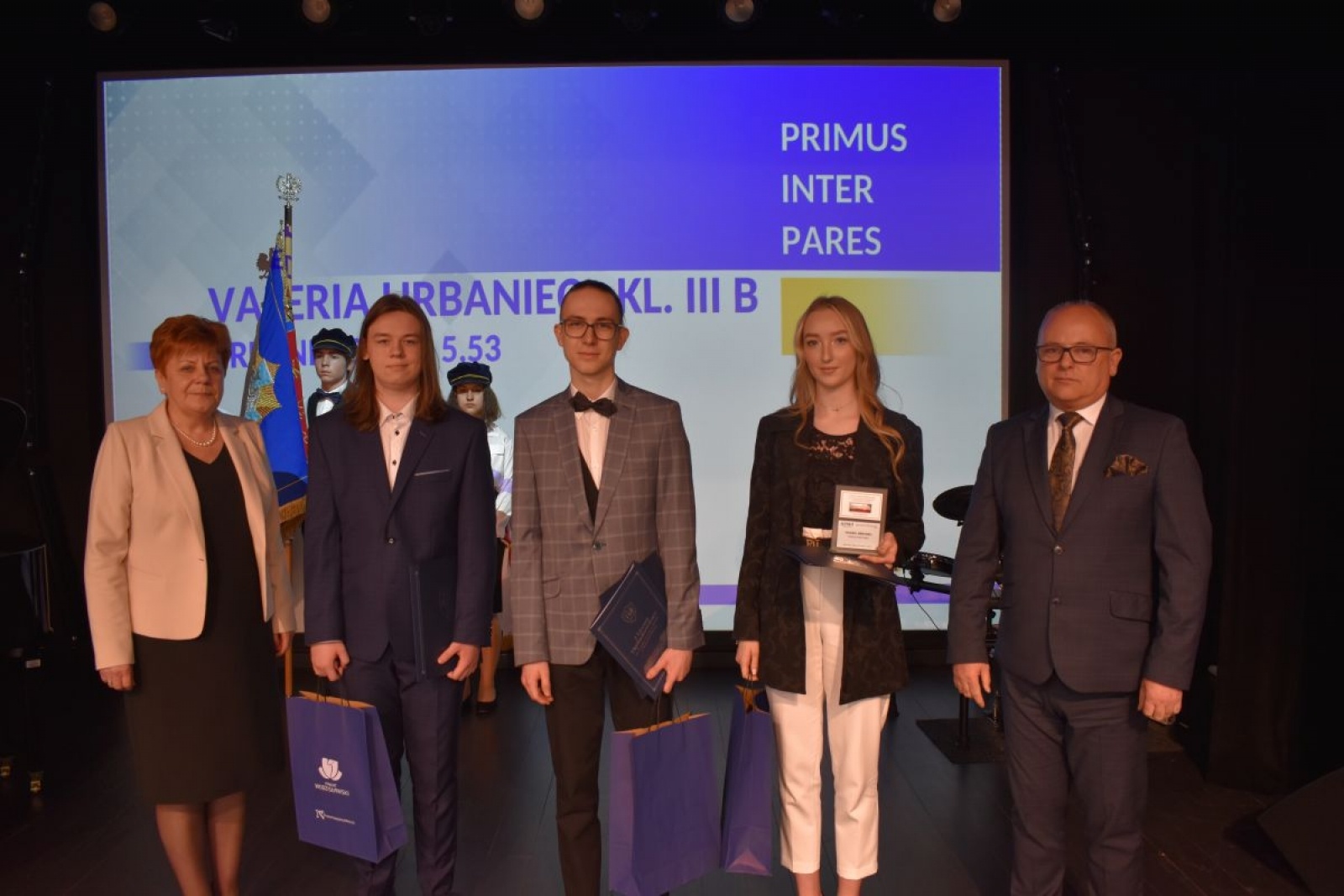 Zdjęcie w galerii na portalu naszwodzislaw.com: Abiturienci zakończyli naukę w powiatowych szkołach wiadomości z regionu