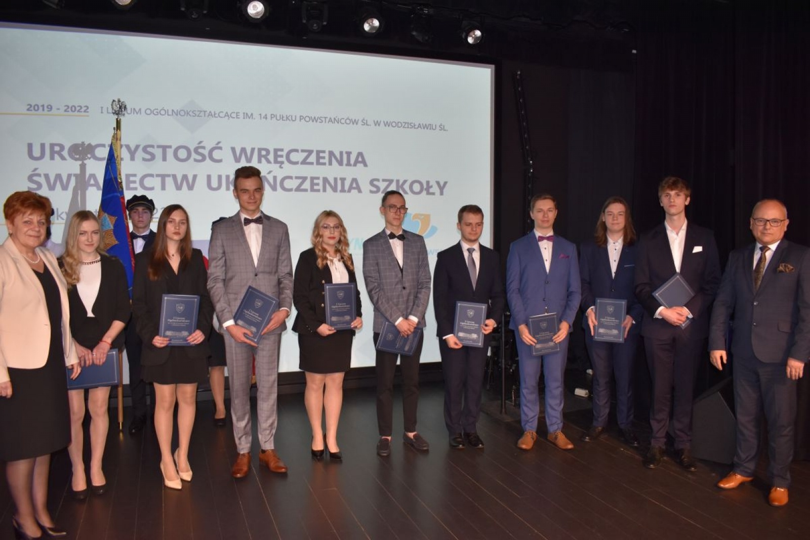 Zdjęcie w galerii na portalu naszwodzislaw.com: Abiturienci zakończyli naukę w powiatowych szkołach wiadomości z regionu