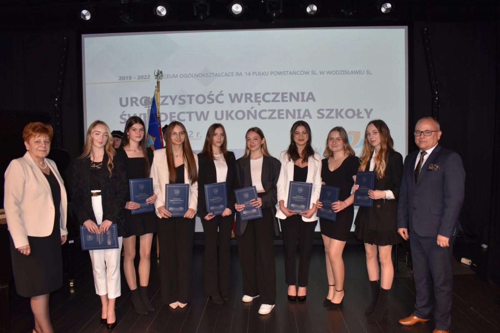Zdjęcie w galerii na portalu naszwodzislaw.com: Abiturienci zakończyli naukę w powiatowych szkołach wiadomości z regionu