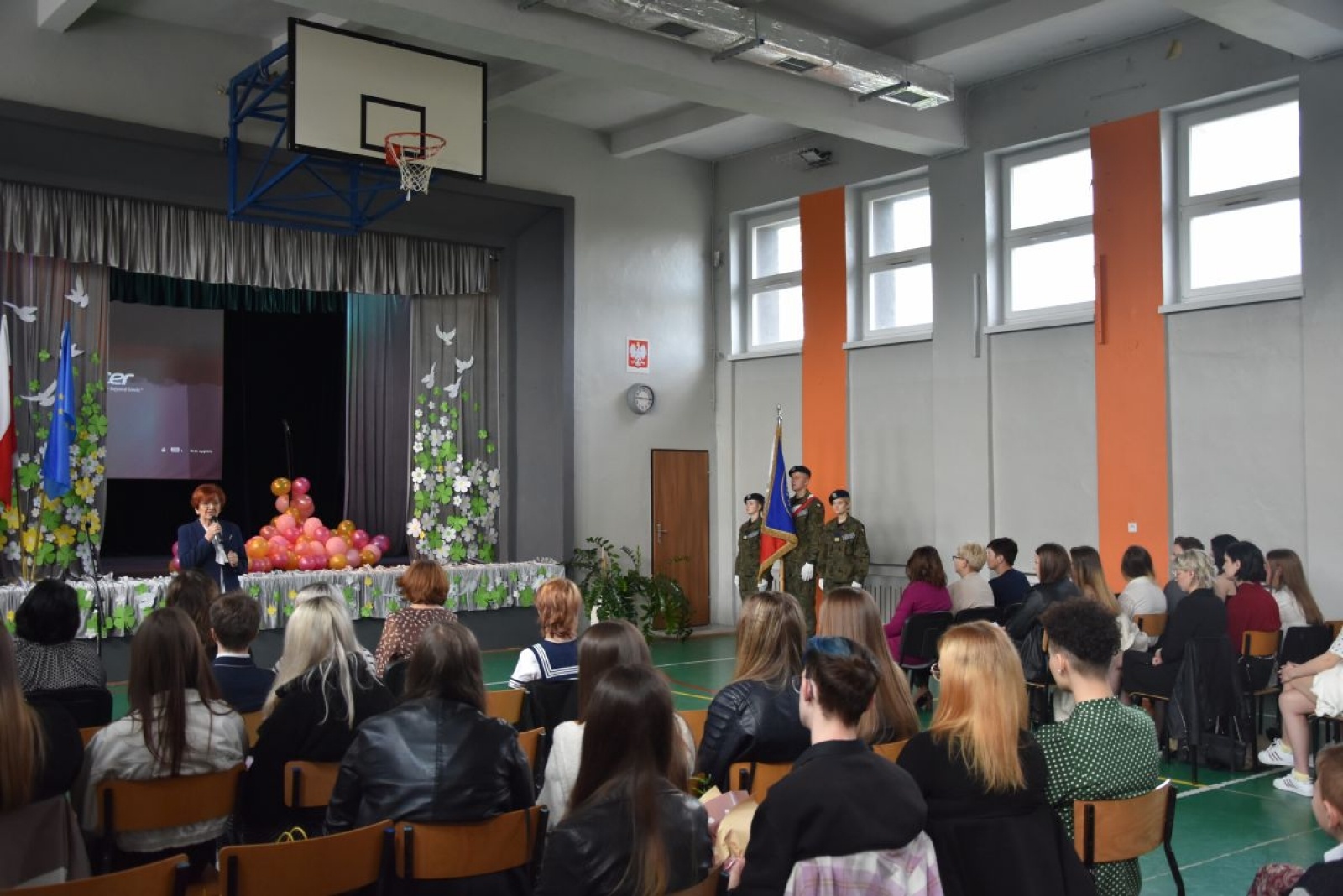 Zdjęcie w galerii na portalu naszwodzislaw.com: Abiturienci zakończyli naukę w powiatowych szkołach wiadomości z regionu