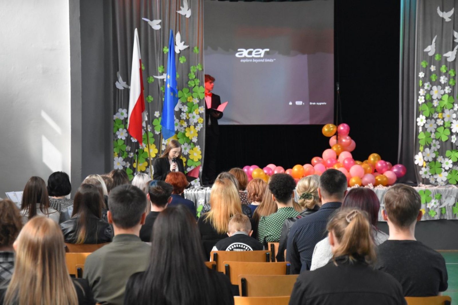 Zdjęcie w galerii na portalu naszwodzislaw.com: Abiturienci zakończyli naukę w powiatowych szkołach wiadomości z regionu