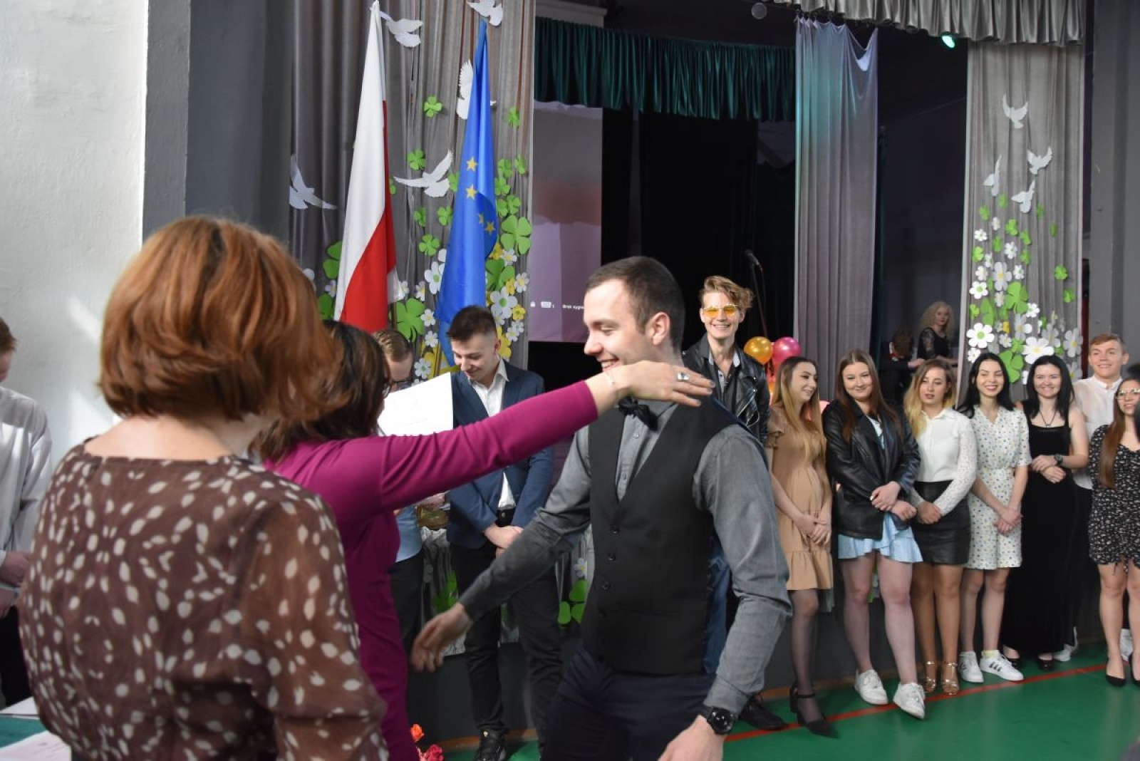 Zdjęcie w galerii na portalu naszwodzislaw.com: Abiturienci zakończyli naukę w powiatowych szkołach wiadomości z regionu