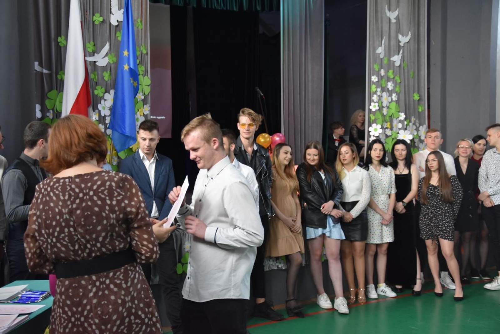 Zdjęcie w galerii na portalu naszwodzislaw.com: Abiturienci zakończyli naukę w powiatowych szkołach wiadomości z regionu