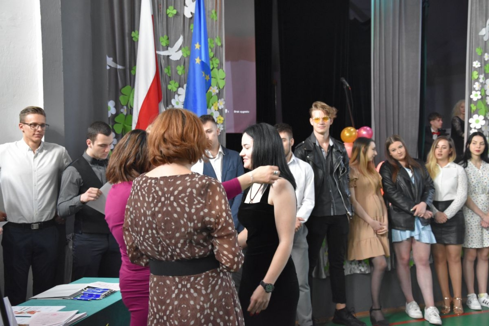 Zdjęcie w galerii na portalu naszwodzislaw.com: Abiturienci zakończyli naukę w powiatowych szkołach wiadomości z regionu