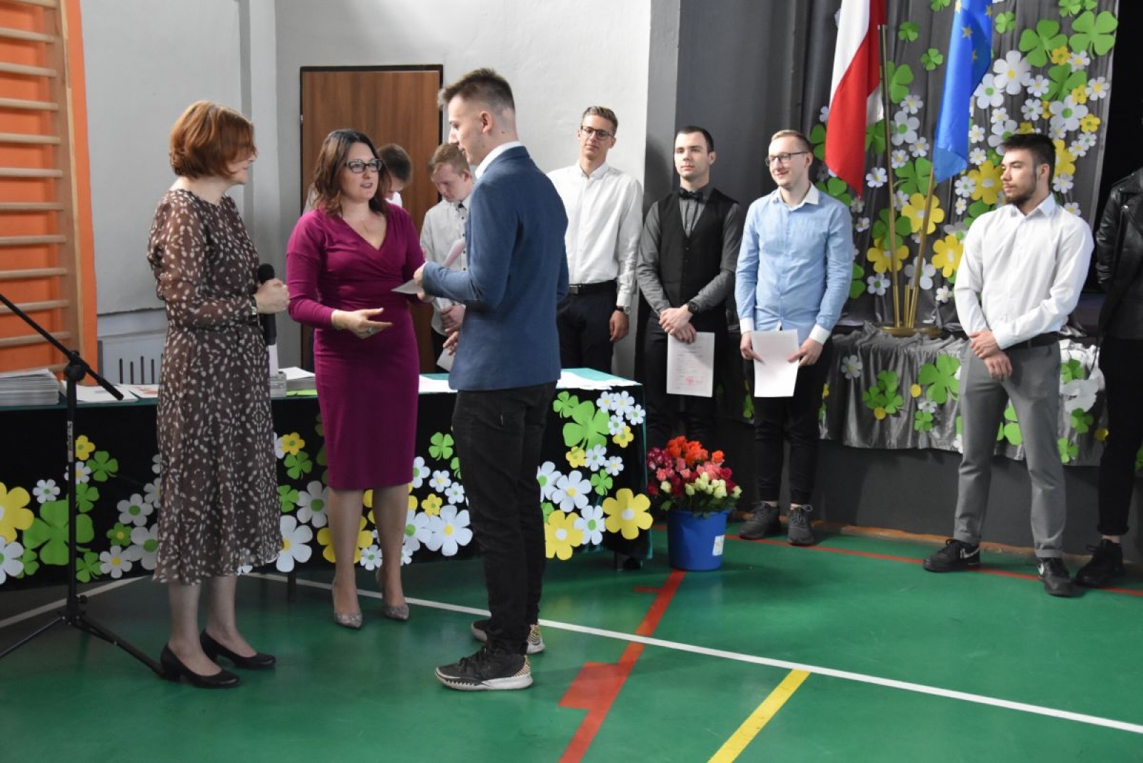 Zdjęcie w galerii na portalu naszwodzislaw.com: Abiturienci zakończyli naukę w powiatowych szkołach wiadomości z regionu