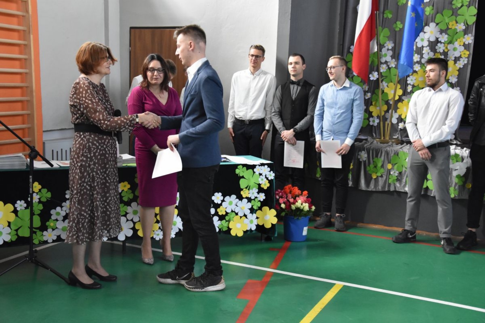 Zdjęcie w galerii na portalu naszwodzislaw.com: Abiturienci zakończyli naukę w powiatowych szkołach wiadomości z regionu