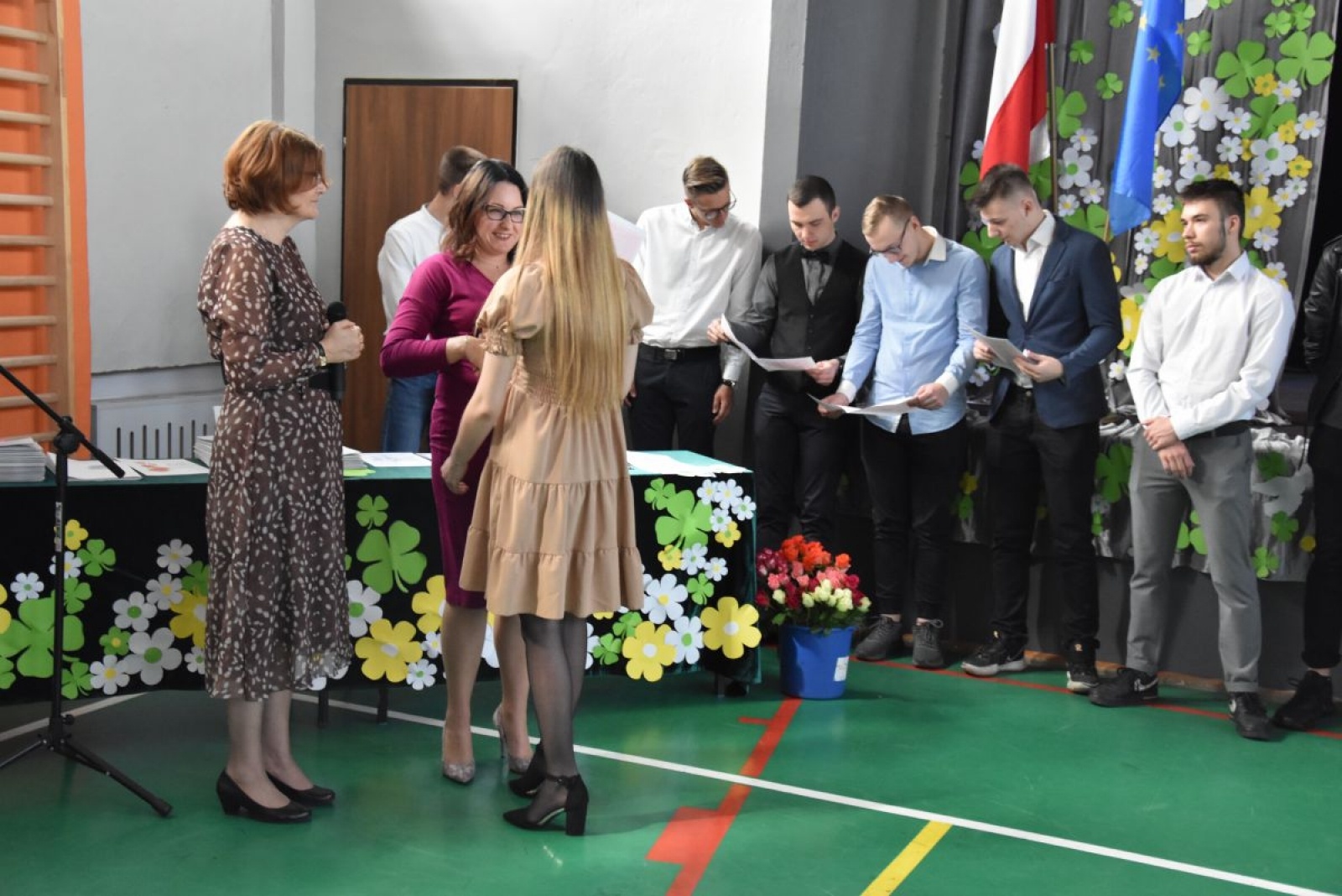 Zdjęcie w galerii na portalu naszwodzislaw.com: Abiturienci zakończyli naukę w powiatowych szkołach wiadomości z regionu