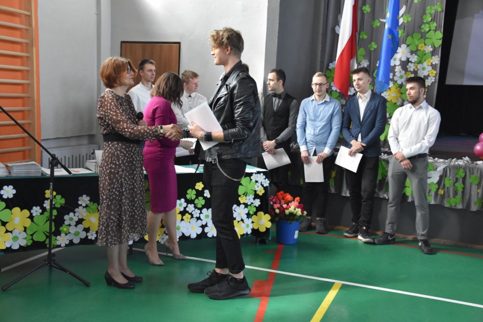 Zdjęcie w galerii na portalu naszwodzislaw.com: Abiturienci zakończyli naukę w powiatowych szkołach wiadomości z regionu