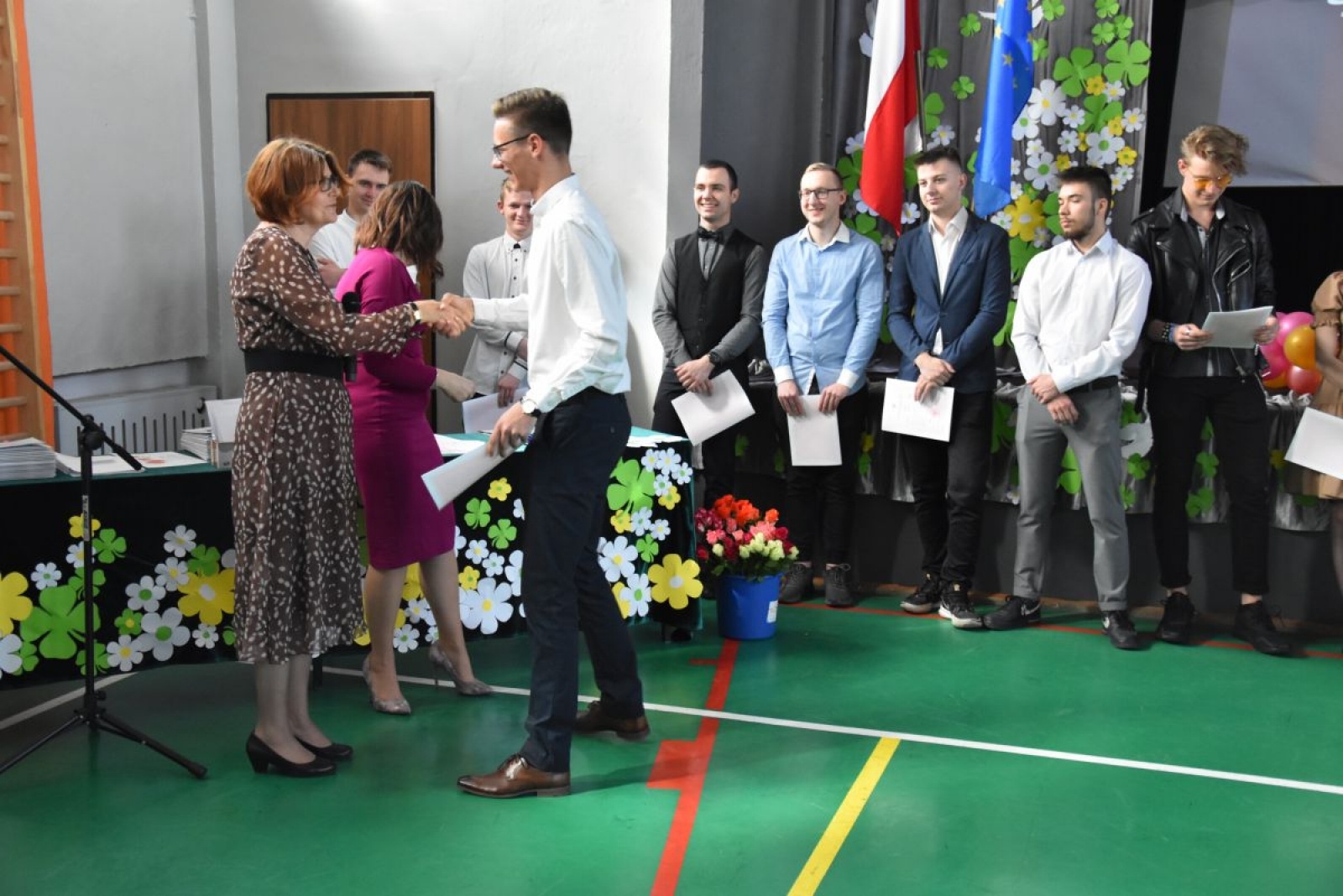 Zdjęcie w galerii na portalu naszwodzislaw.com: Abiturienci zakończyli naukę w powiatowych szkołach wiadomości z regionu