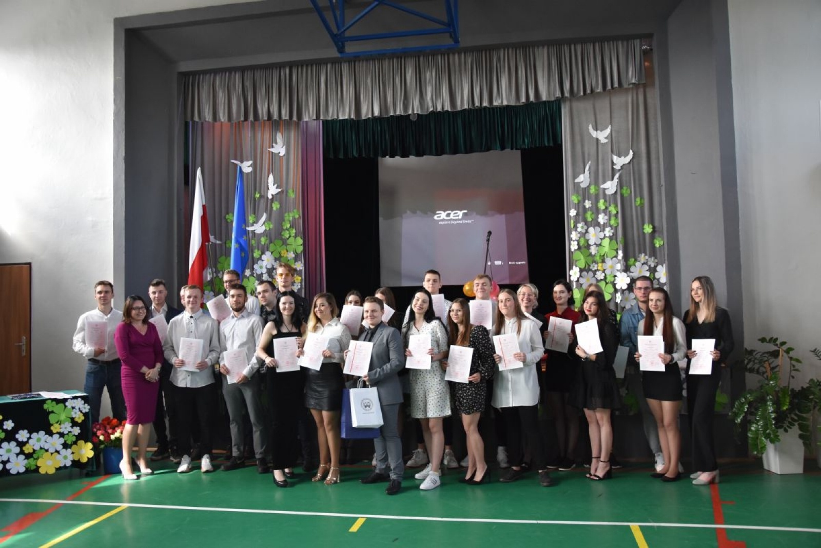 Zdjęcie w galerii na portalu naszwodzislaw.com: Abiturienci zakończyli naukę w powiatowych szkołach wiadomości z regionu