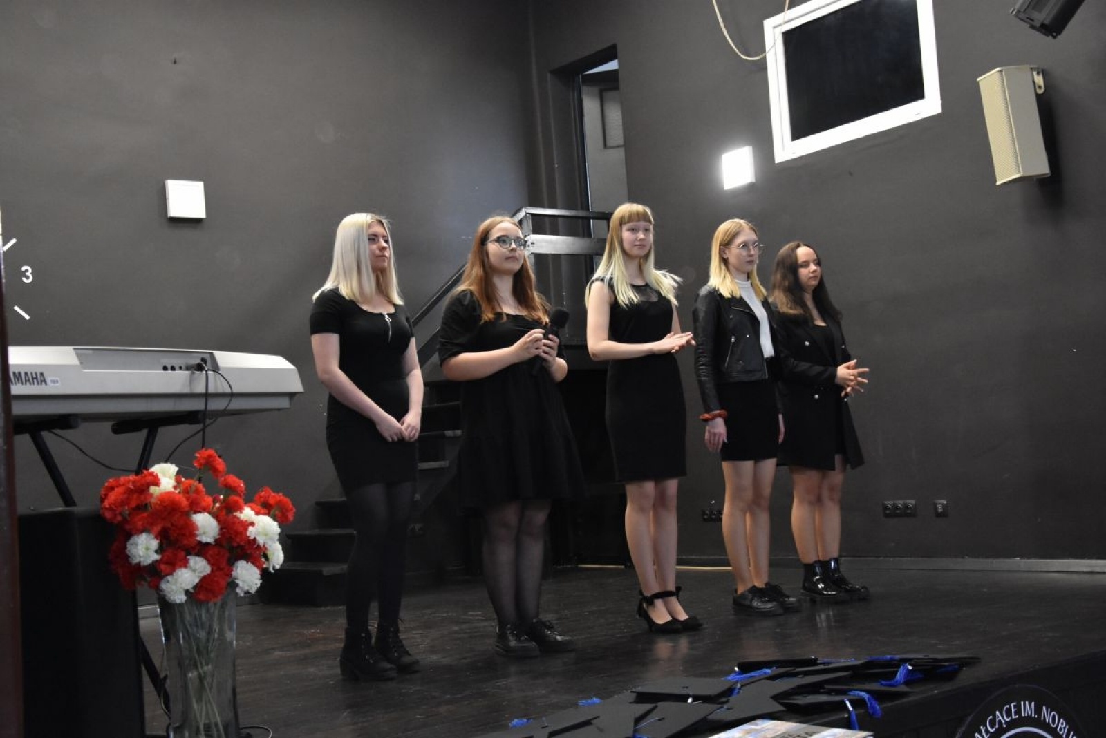 Zdjęcie w galerii na portalu naszwodzislaw.com: Abiturienci zakończyli naukę w powiatowych szkołach wiadomości z regionu