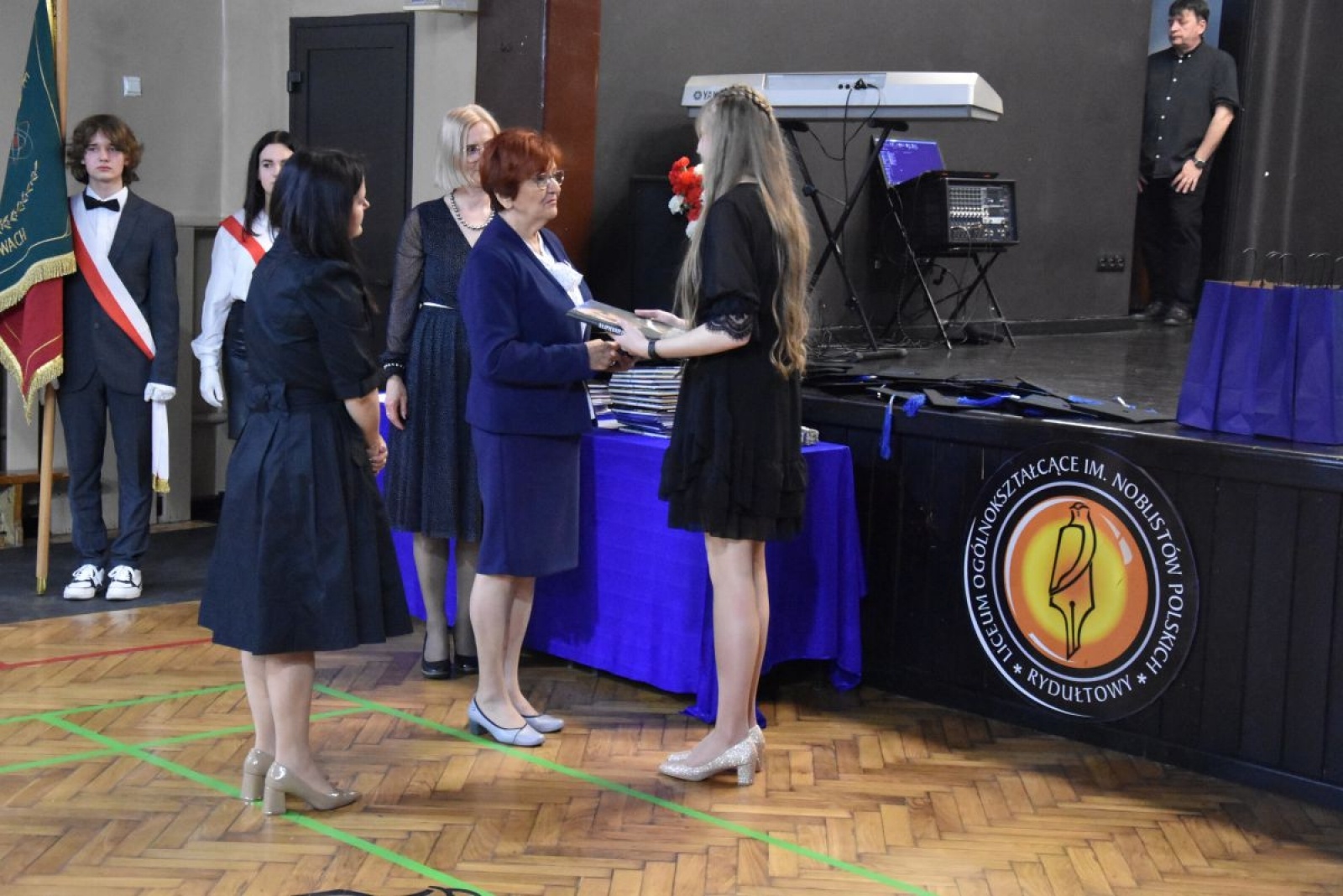 Zdjęcie w galerii na portalu naszwodzislaw.com: Abiturienci zakończyli naukę w powiatowych szkołach wiadomości z regionu