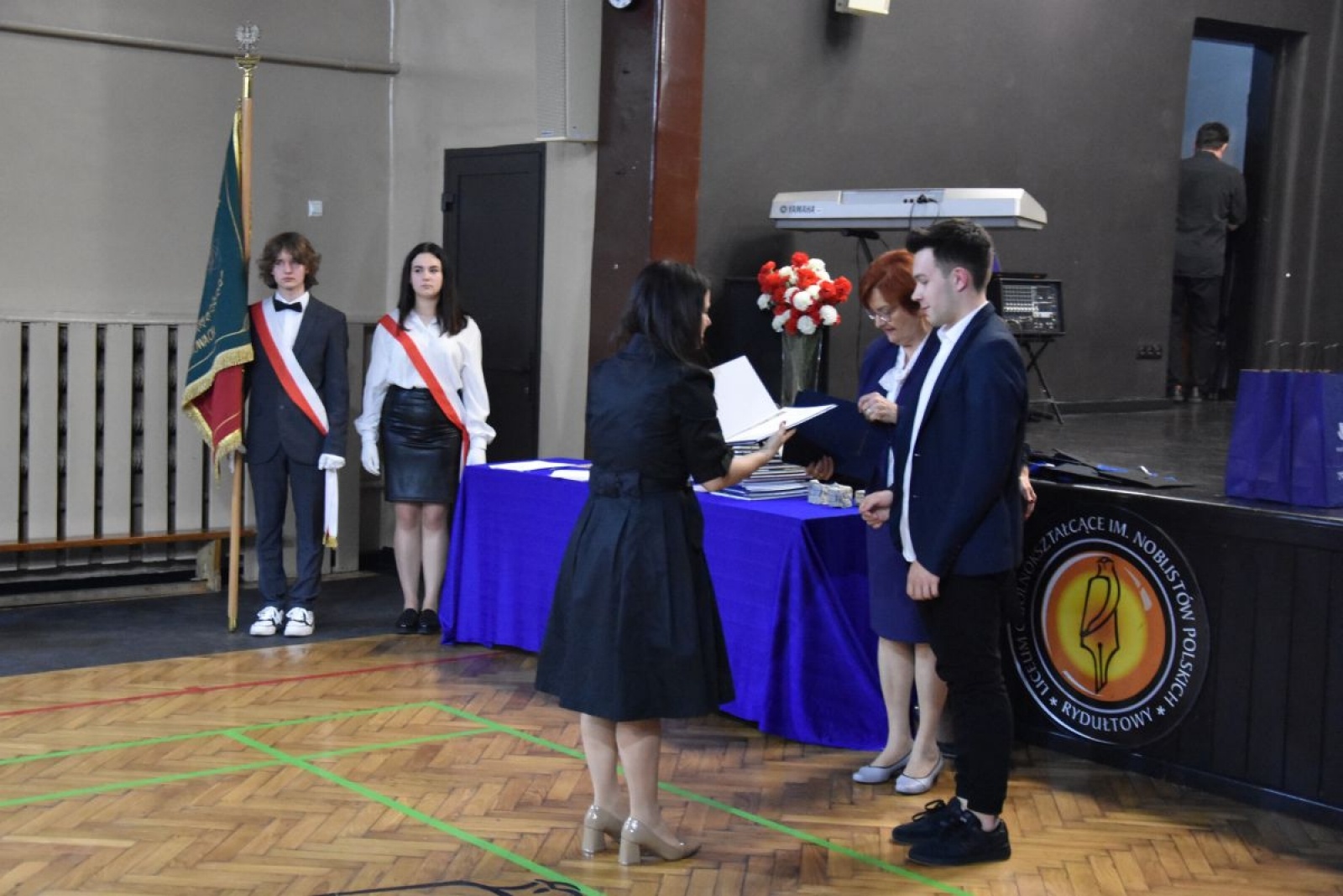 Zdjęcie w galerii na portalu naszwodzislaw.com: Abiturienci zakończyli naukę w powiatowych szkołach wiadomości z regionu