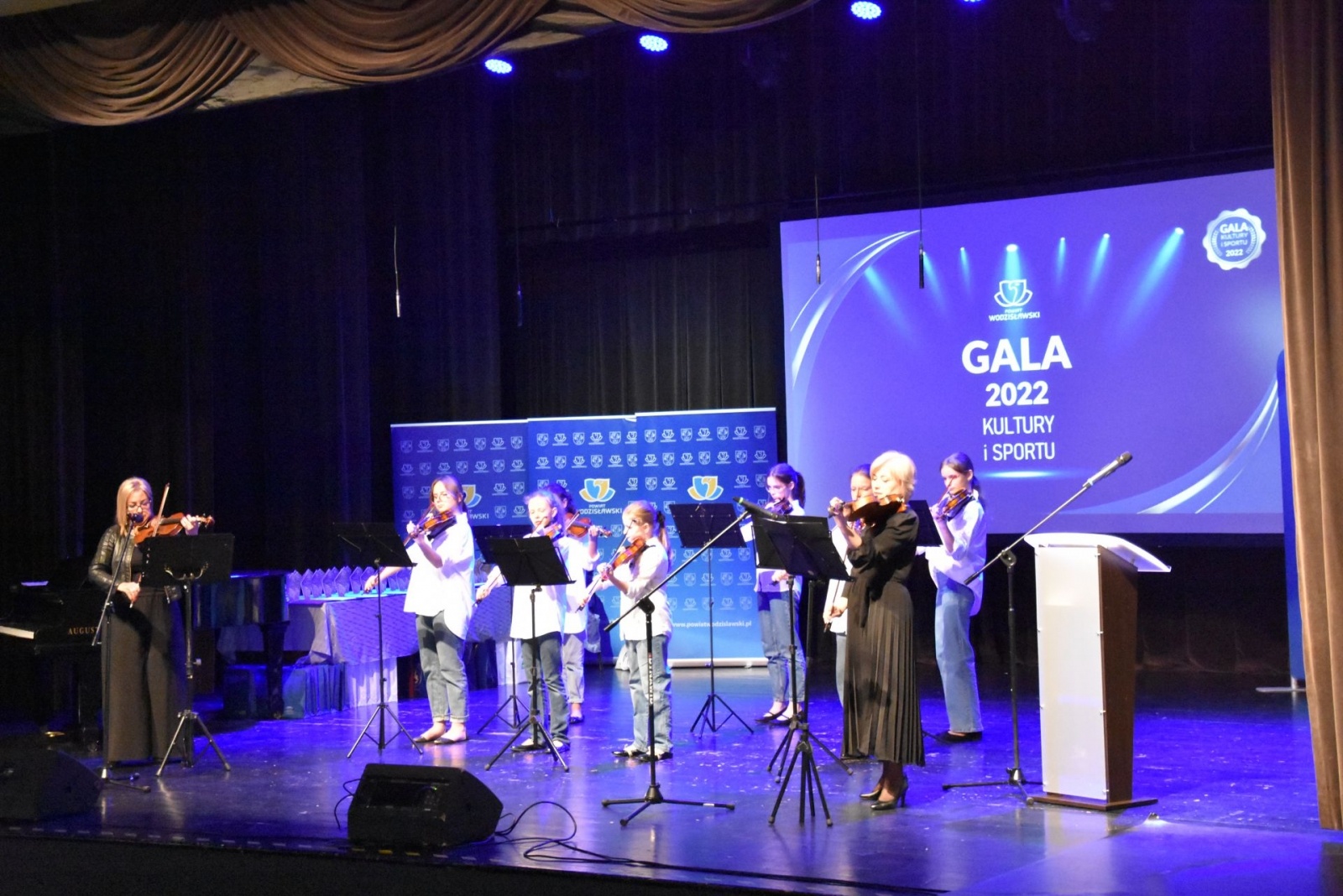 Zdjęcie w galerii na portalu naszwodzislaw.com: Nagrody i wyróżnienia powiatu w dziedzinie kultury i sportu wręczone wiadomości z regionu