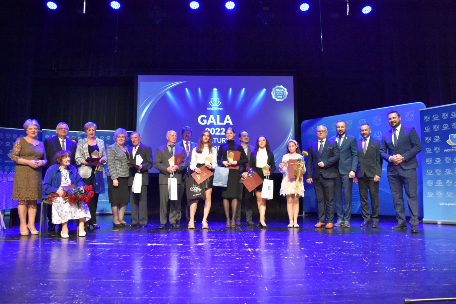 Zdjęcie w galerii na portalu naszwodzislaw.com: Nagrody i wyróżnienia powiatu w dziedzinie kultury i sportu wręczone wiadomości z regionu