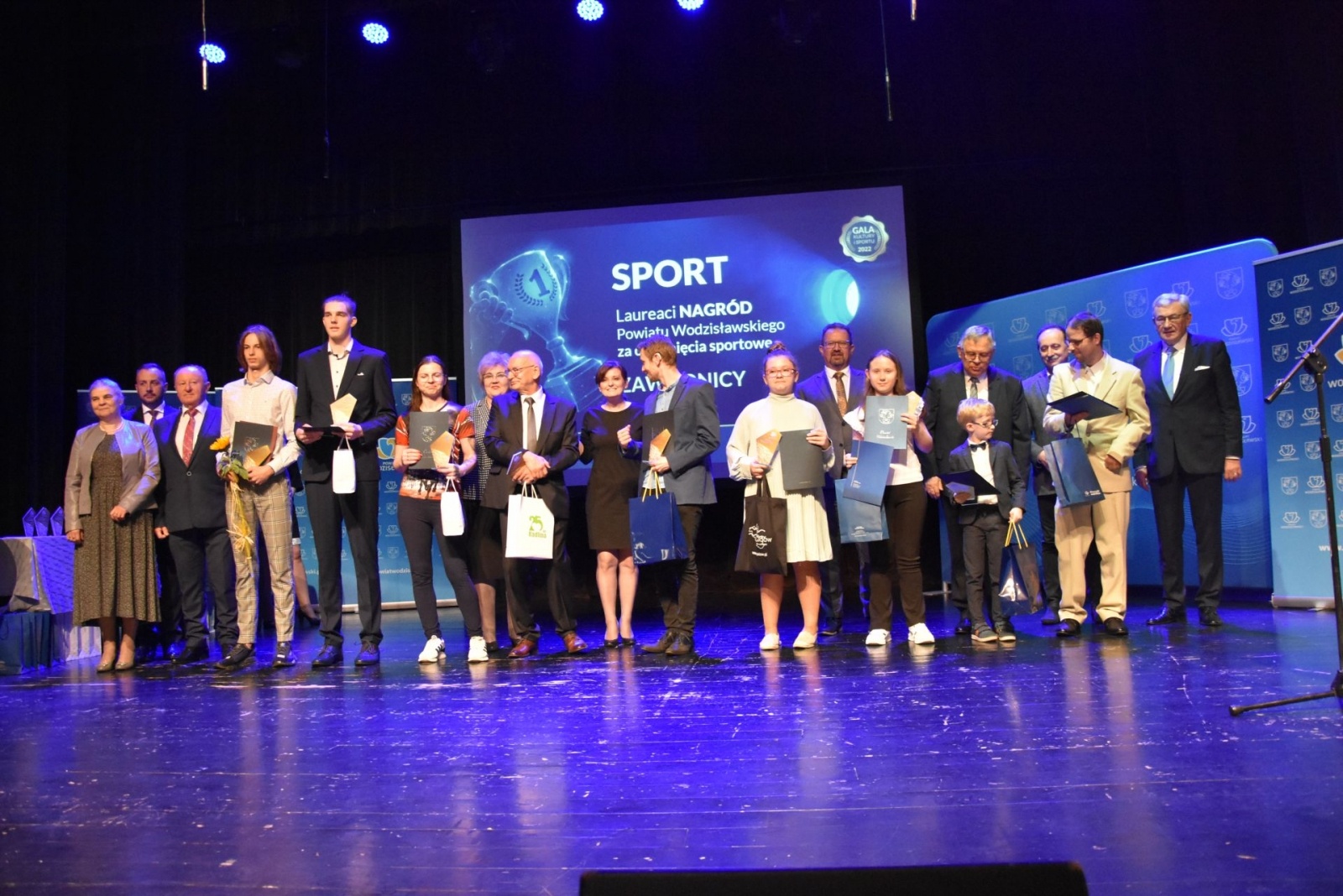 Zdjęcie w galerii na portalu naszwodzislaw.com: Nagrody i wyróżnienia powiatu w dziedzinie kultury i sportu wręczone wiadomości z regionu