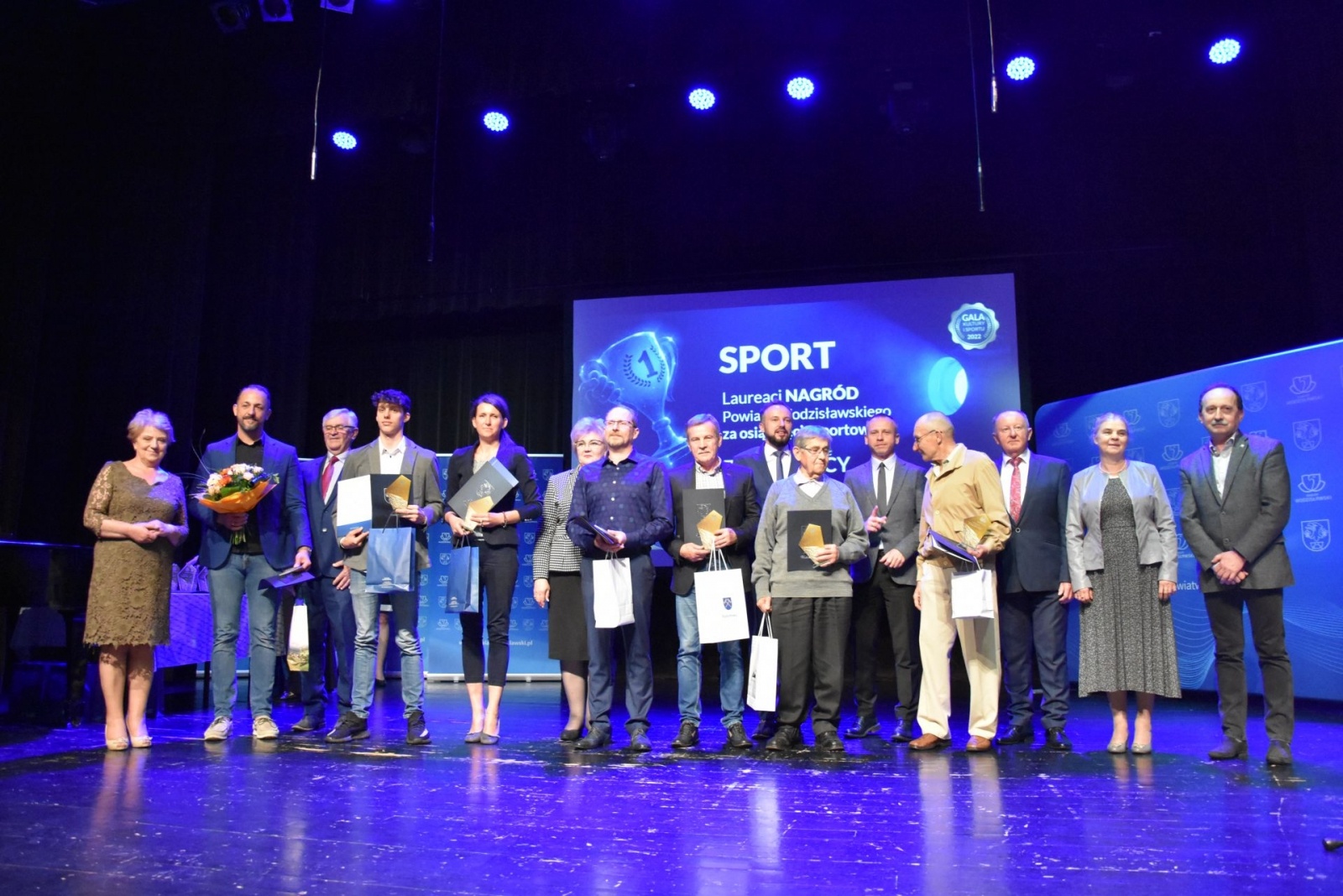 Zdjęcie w galerii na portalu naszwodzislaw.com: Nagrody i wyróżnienia powiatu w dziedzinie kultury i sportu wręczone wiadomości z regionu