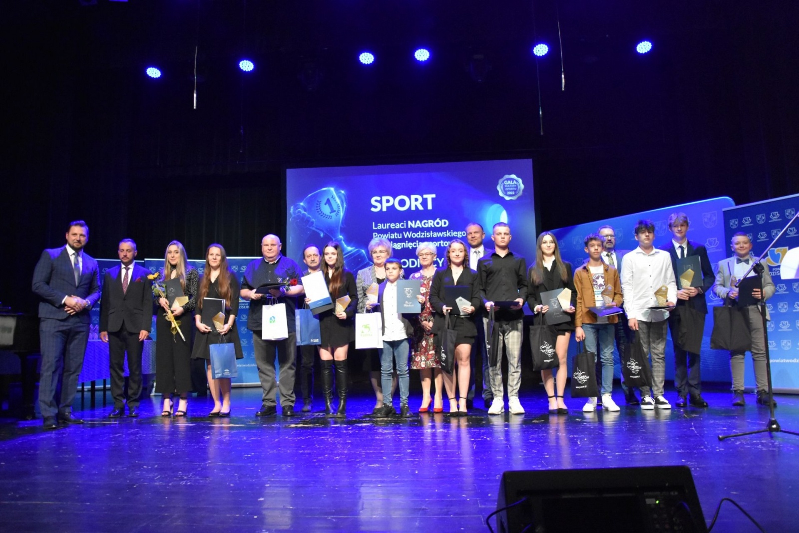 Zdjęcie w galerii na portalu naszwodzislaw.com: Nagrody i wyróżnienia powiatu w dziedzinie kultury i sportu wręczone wiadomości z regionu