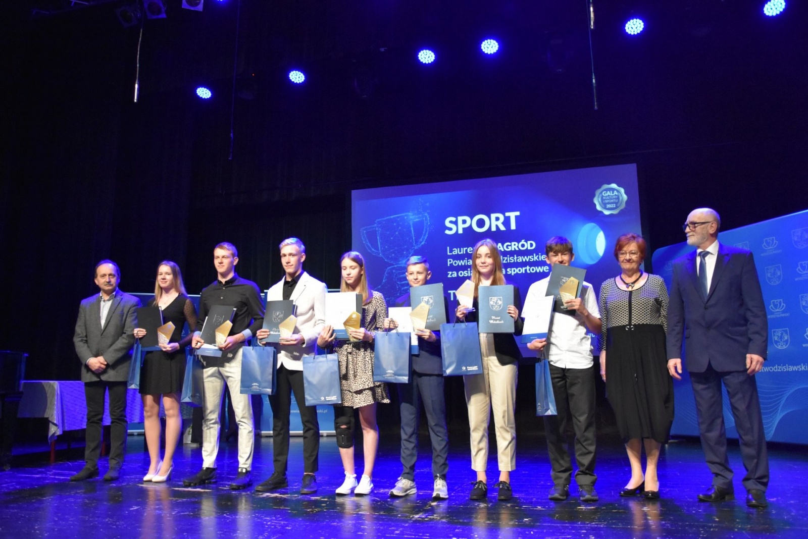 Zdjęcie w galerii na portalu naszwodzislaw.com: Nagrody i wyróżnienia powiatu w dziedzinie kultury i sportu wręczone wiadomości z regionu