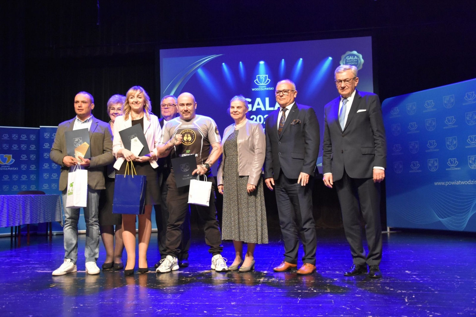 Zdjęcie w galerii na portalu naszwodzislaw.com: Nagrody i wyróżnienia powiatu w dziedzinie kultury i sportu wręczone wiadomości z regionu