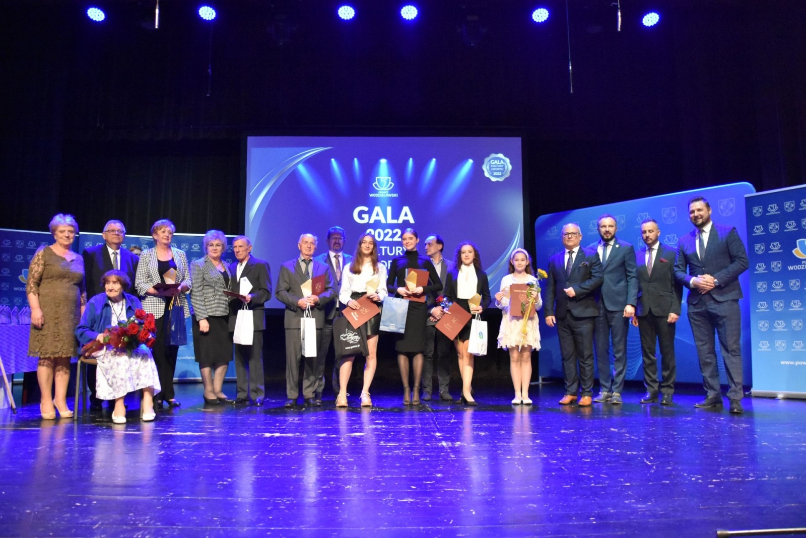 Zdjęcie w galerii na portalu naszwodzislaw.com: Nagrody i wyróżnienia powiatu w dziedzinie kultury i sportu wręczone wiadomości z regionu