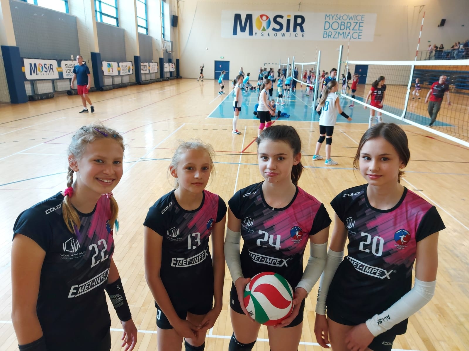 Zdjęcie w galerii na portalu naszwodzislaw.com: Minisiatkarki wodzisławskiej Zorzy w czołówce rozgrywek na Śląsku wiadomości z regionu
