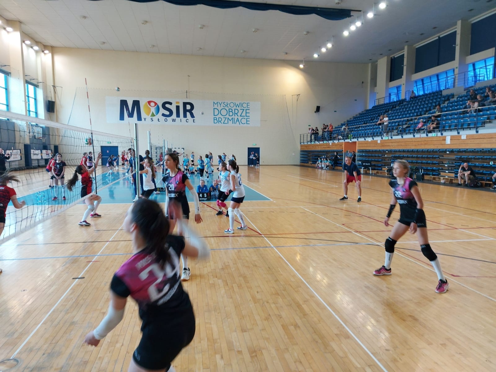 Zdjęcie w galerii na portalu naszwodzislaw.com: Minisiatkarki wodzisławskiej Zorzy w czołówce rozgrywek na Śląsku wiadomości z regionu