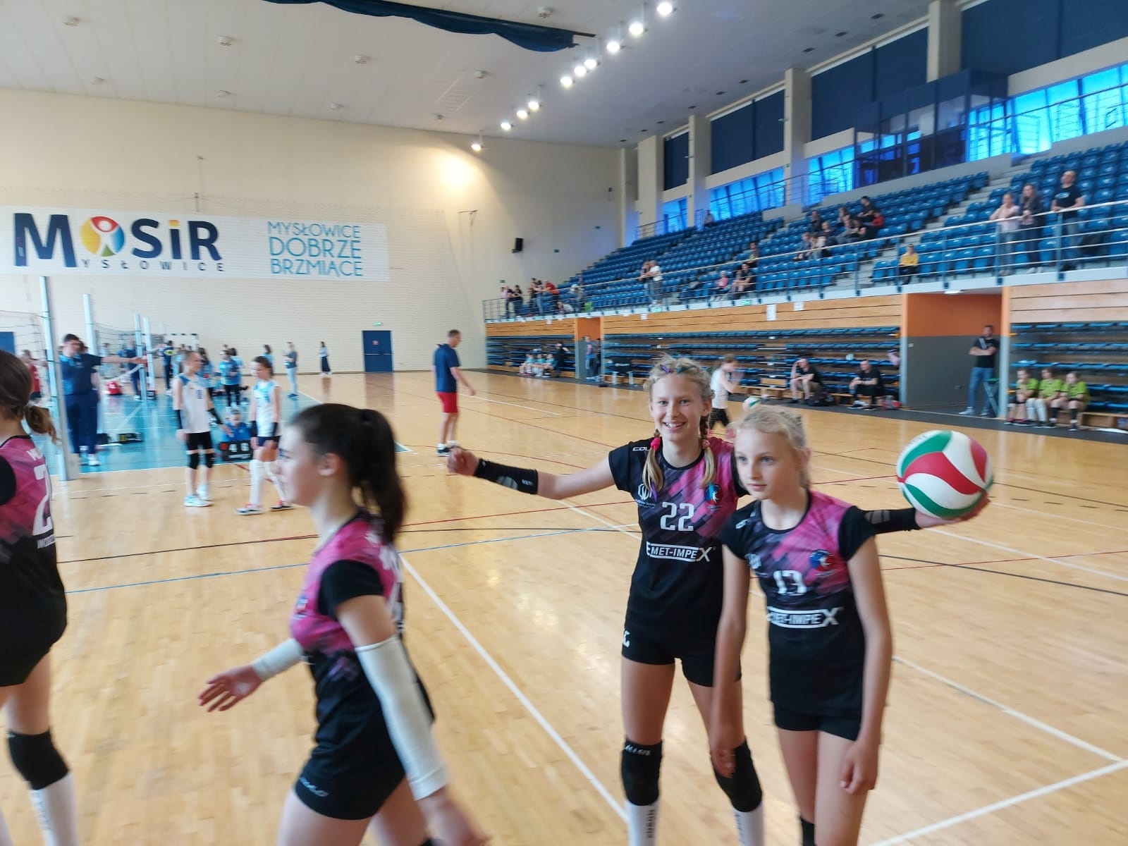 Zdjęcie w galerii na portalu naszwodzislaw.com: Minisiatkarki wodzisławskiej Zorzy w czołówce rozgrywek na Śląsku wiadomości z regionu