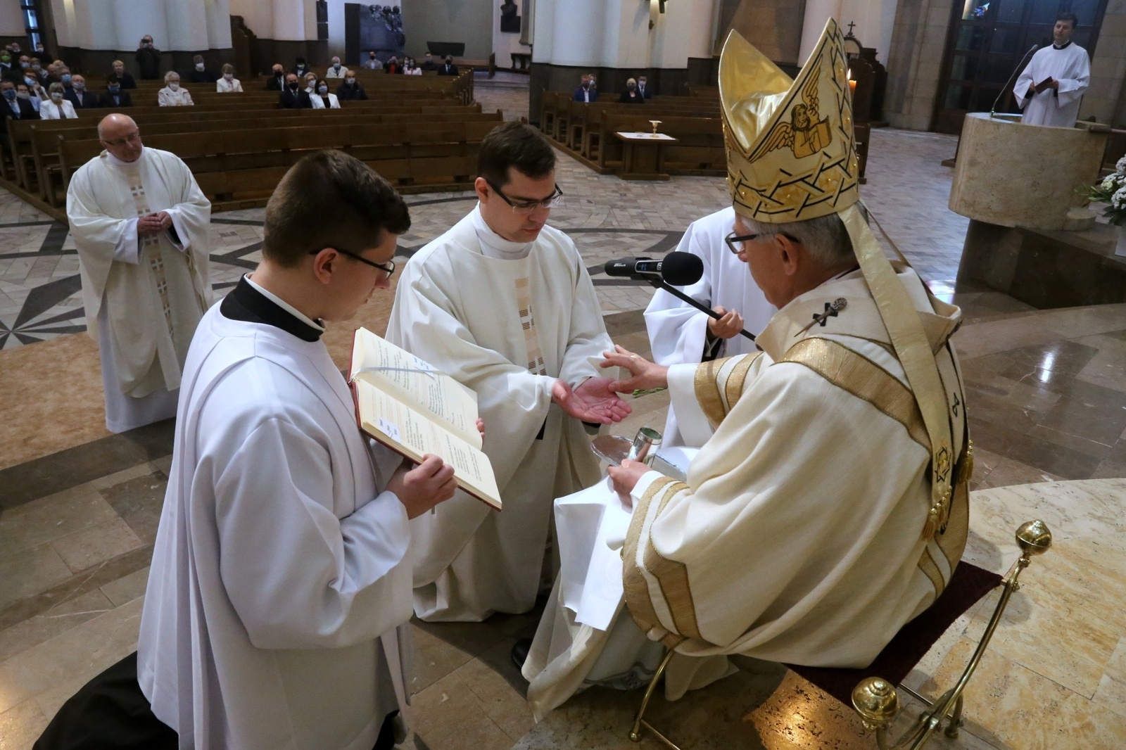 Zdjęcie w galerii na portalu naszwodzislaw.com: Święcenia kapłańskie w stopniu prezbiteratu wiadomości z regionu