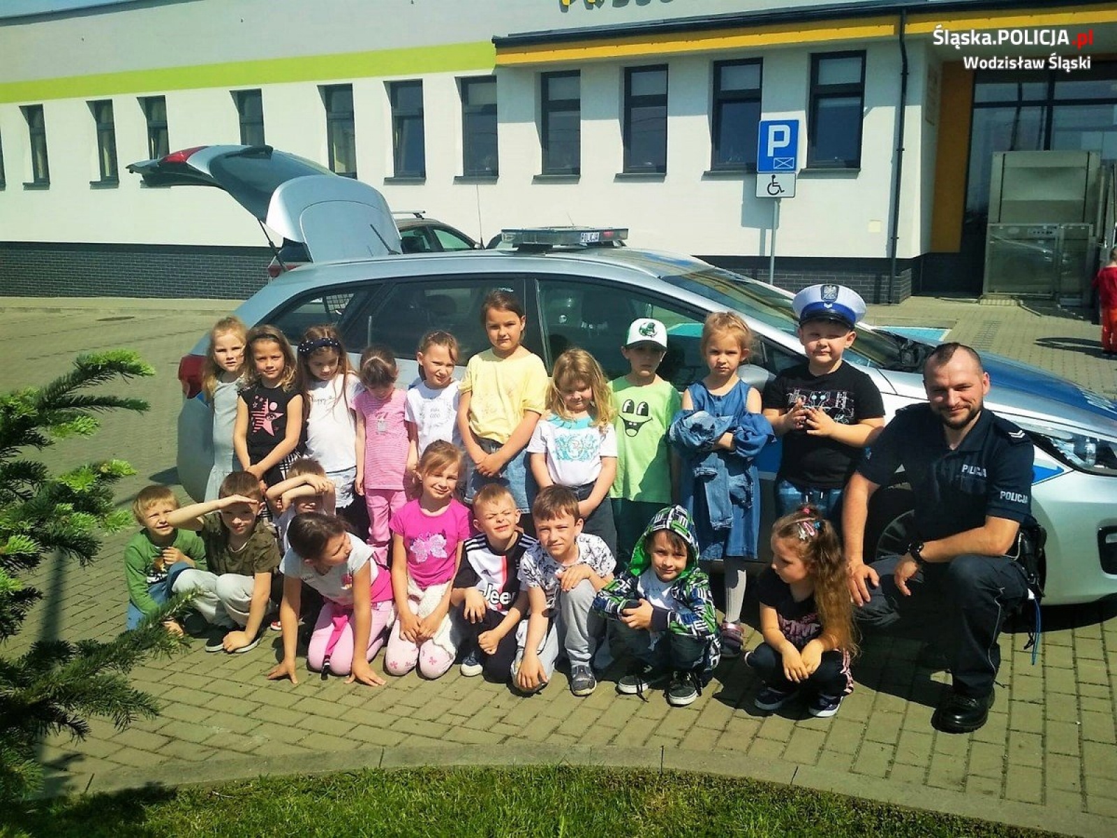Zdjęcie w galerii na portalu naszwodzislaw.com: Policjanci z drogówki odwiedzili najmłodszych wiadomości z regionu