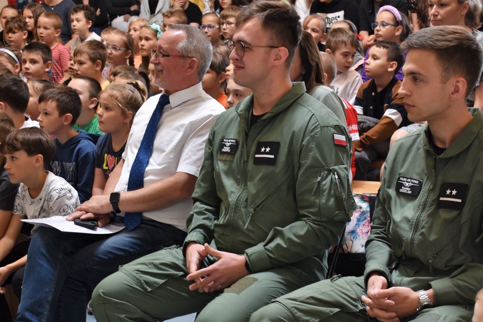 Zdjęcie w galerii na portalu naszwodzislaw.com: Piloci wojskowi na Dniach Patrona w Szkole Podstawowej w Gołkowicach wiadomości z regionu