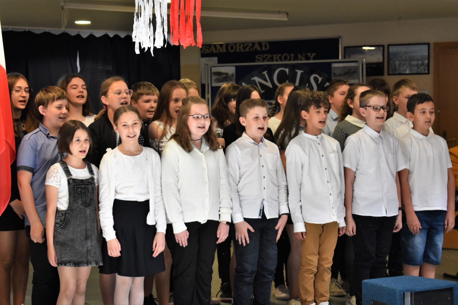 Zdjęcie w galerii na portalu naszwodzislaw.com: Piloci wojskowi na Dniach Patrona w Szkole Podstawowej w Gołkowicach wiadomości z regionu