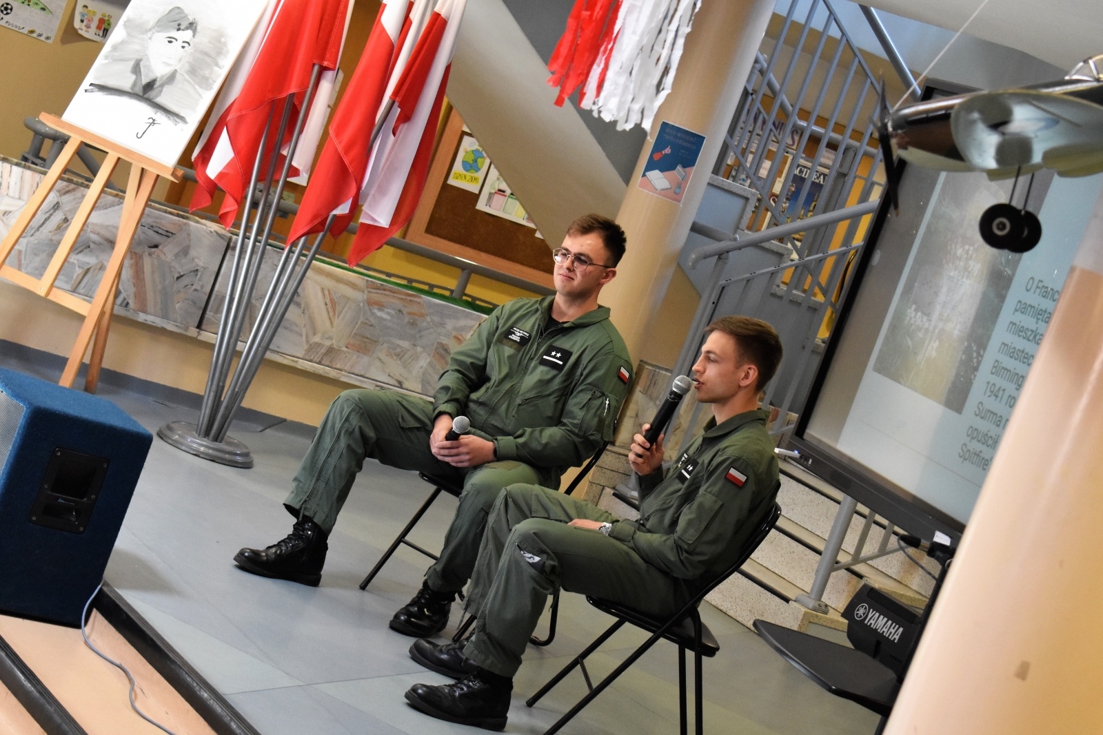 Zdjęcie w galerii na portalu naszwodzislaw.com: Piloci wojskowi na Dniach Patrona w Szkole Podstawowej w Gołkowicach wiadomości z regionu