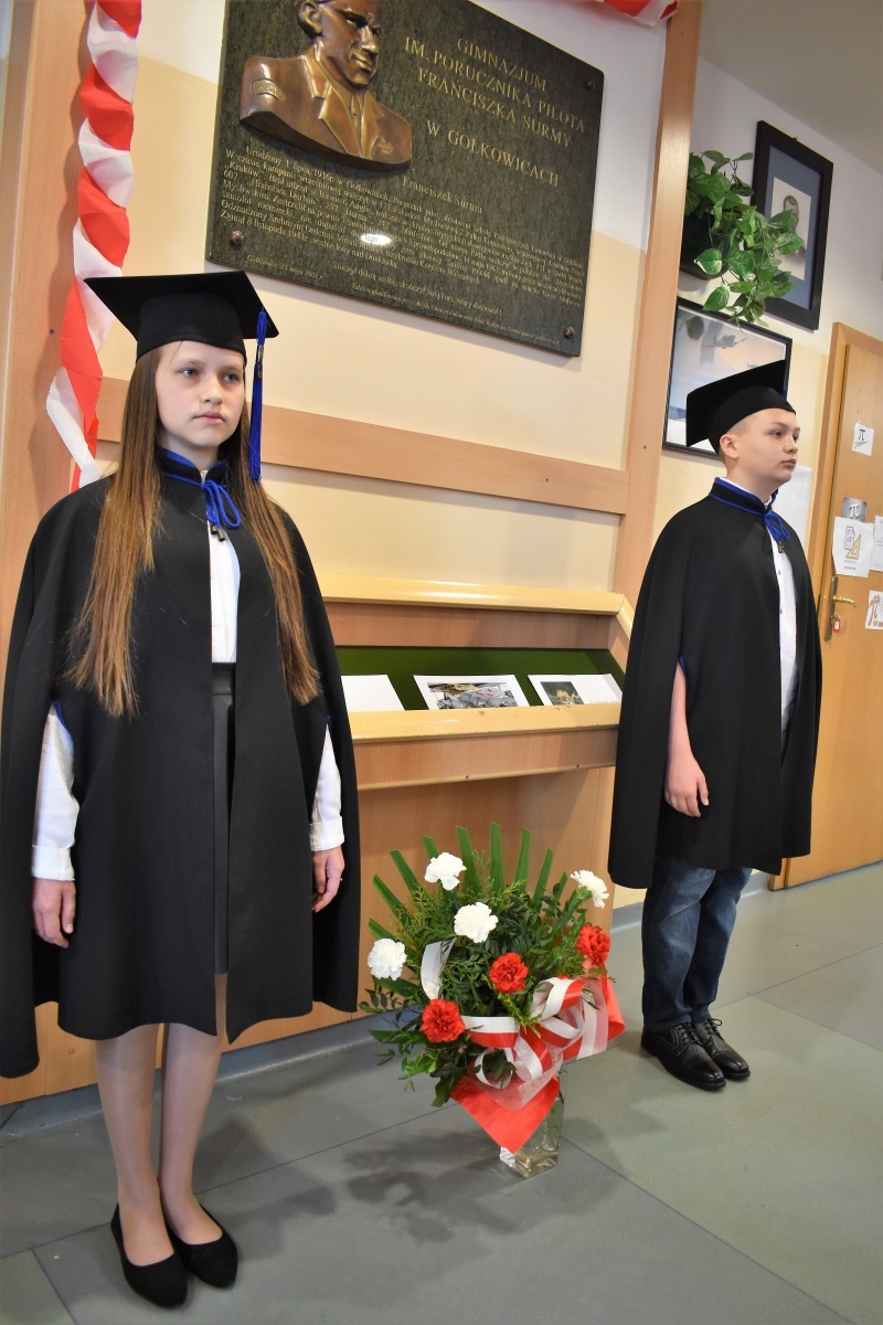 Zdjęcie w galerii na portalu naszwodzislaw.com: Piloci wojskowi na Dniach Patrona w Szkole Podstawowej w Gołkowicach wiadomości z regionu