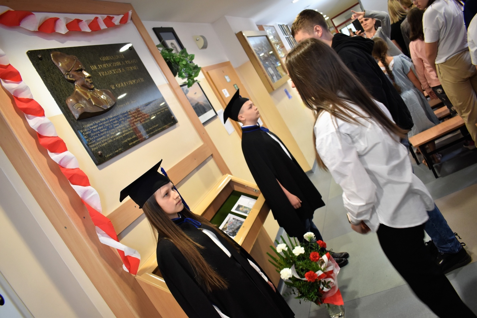 Zdjęcie w galerii na portalu naszwodzislaw.com: Piloci wojskowi na Dniach Patrona w Szkole Podstawowej w Gołkowicach wiadomości z regionu