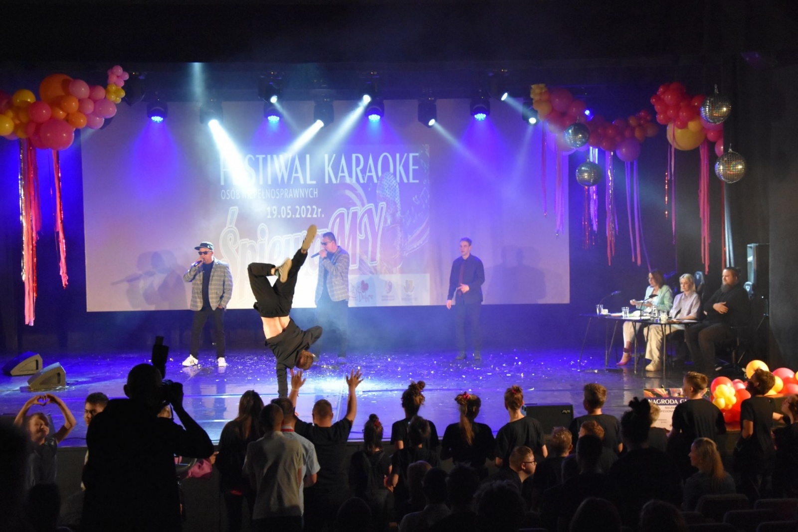 Zdjęcie w galerii na portalu naszwodzislaw.com: Liczy się tylko miłość płynąca z serca. Festiwal karaoake ŚpiewaMY za nami [FOTO] wiadomości z regionu