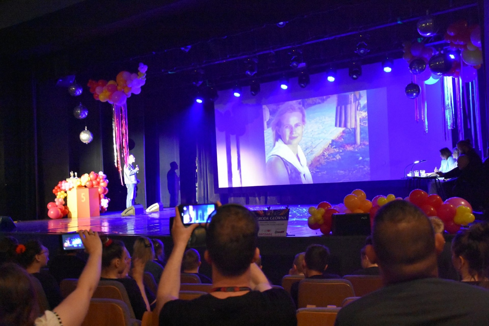 Zdjęcie w galerii na portalu naszwodzislaw.com: Liczy się tylko miłość płynąca z serca. Festiwal karaoake ŚpiewaMY za nami [FOTO] wiadomości z regionu